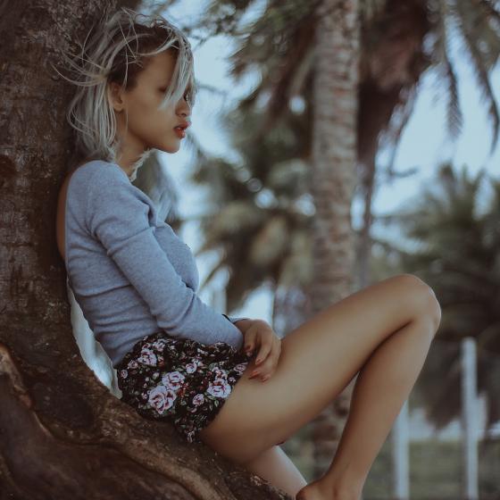 Alege să porți pantaloni scurți cu imprimeu în vara aceasta