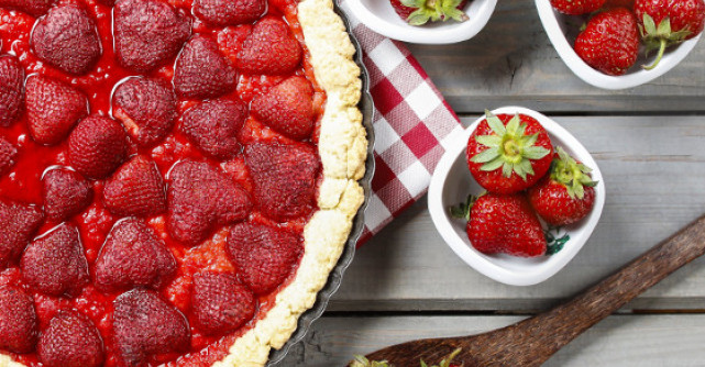 Tarta cu crema de vanilie si topping de capsuni