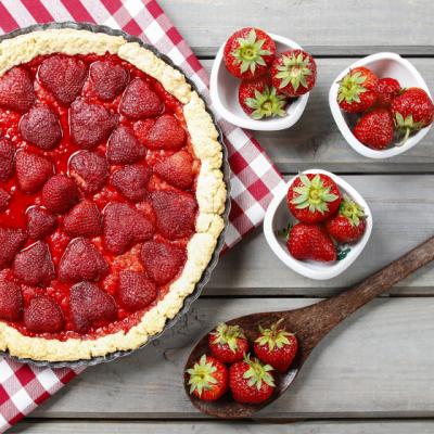 Tarta cu crema de vanilie si topping de capsuni