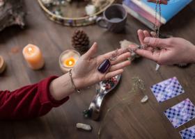 Talismane pentru protecție și noroc – Cum alegi simbolul care aduce echilibru și încredere în fiecare zi