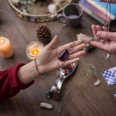 Puțini le cunosc adevărata semnificație: talismanele asociate cu protecția și norocul