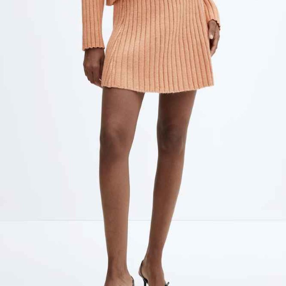 Peach Fuzz: Culoarea anului 2024 în modă