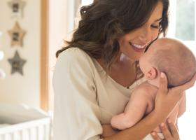 Cum ne purtăm cu bebe în primele săptămâni după naștere? 5 Sfaturi pentru proaspeții părinți