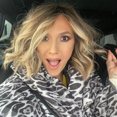  Adela Popescu, chip de adolescentă! Vezi aici ce frumoasă este artista fără strop de machiaj. 