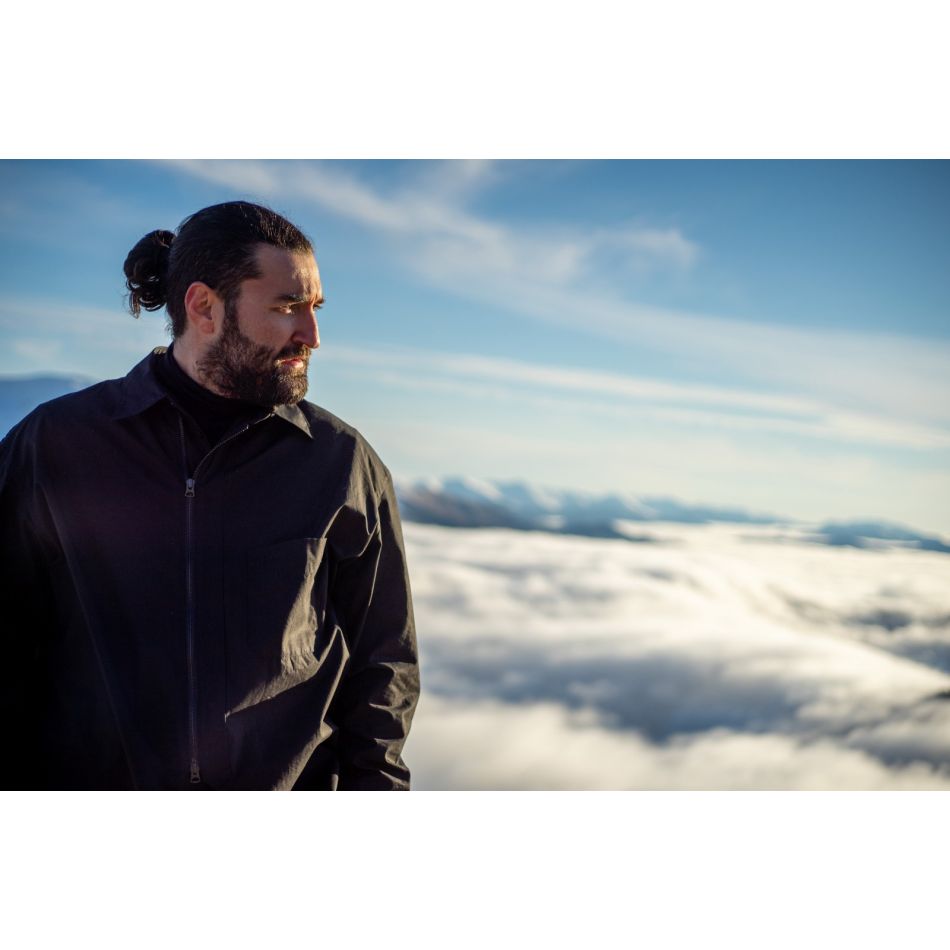 Smiley apare deprimat, cu cearcăne negre, tendințe suicidale și atacuri de panică