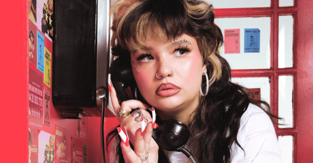 Lola Young lansează SPIDERS, o piesă despre fragilitate și dependență emoțională 