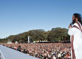 “Cum să-ți stăpânești mintea și emoțiile”: Sri Sri Ravi Shankar vine pentru prima oară în România
