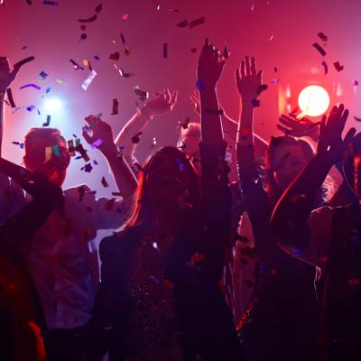 Dansează La Bairam pe muzica din adolescență!