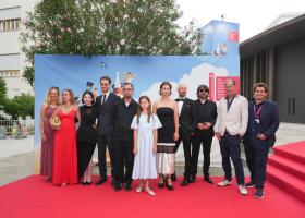 Dinți de lapte, regizat de Mihai Mincan și produs de deFilm, a primit cronici elogioase la Festivalul de Film de la Veneția