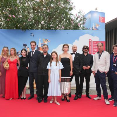 Dinți de lapte, regizat de Mihai Mincan și produs de  deFilm, a primit cronici elogioase la Festivalul de Film de la Veneția