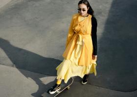 Cum să porți pantofi sport cu rochii și costume (și să arăți fabulos)