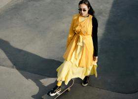 Cum să porți pantofi sport cu rochii și costume (și să arăți fabulos)