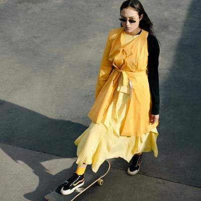 Cum să porți pantofi sport cu rochii și costume (și să arăți fabulos)