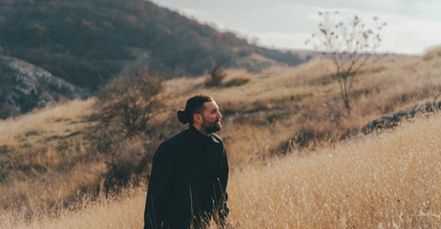 Smiley se lasă „Purtat de vânt” și ajunge la Gina Pistol