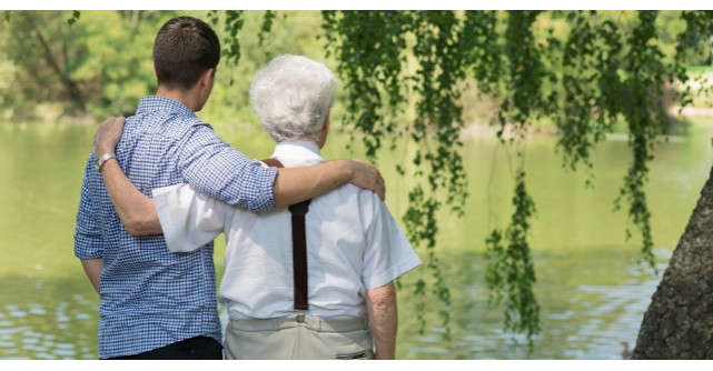 Acest fiu si-a dus tatal batran la un restaurant. Ce a urmat? Mi-au dat lacrimile!