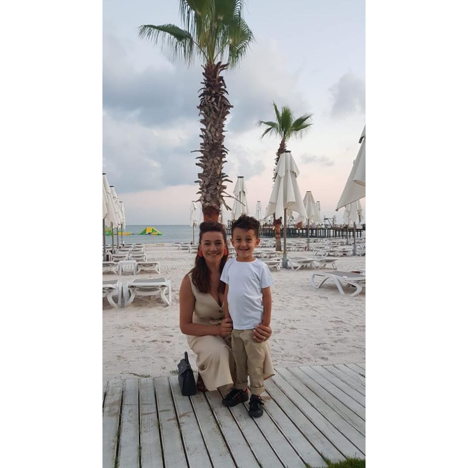 Claudia Pătrășcanu și-a dus copiii într-un parc de distracții din Europa. Fericirea celor mici este neprețuită pentru artistă