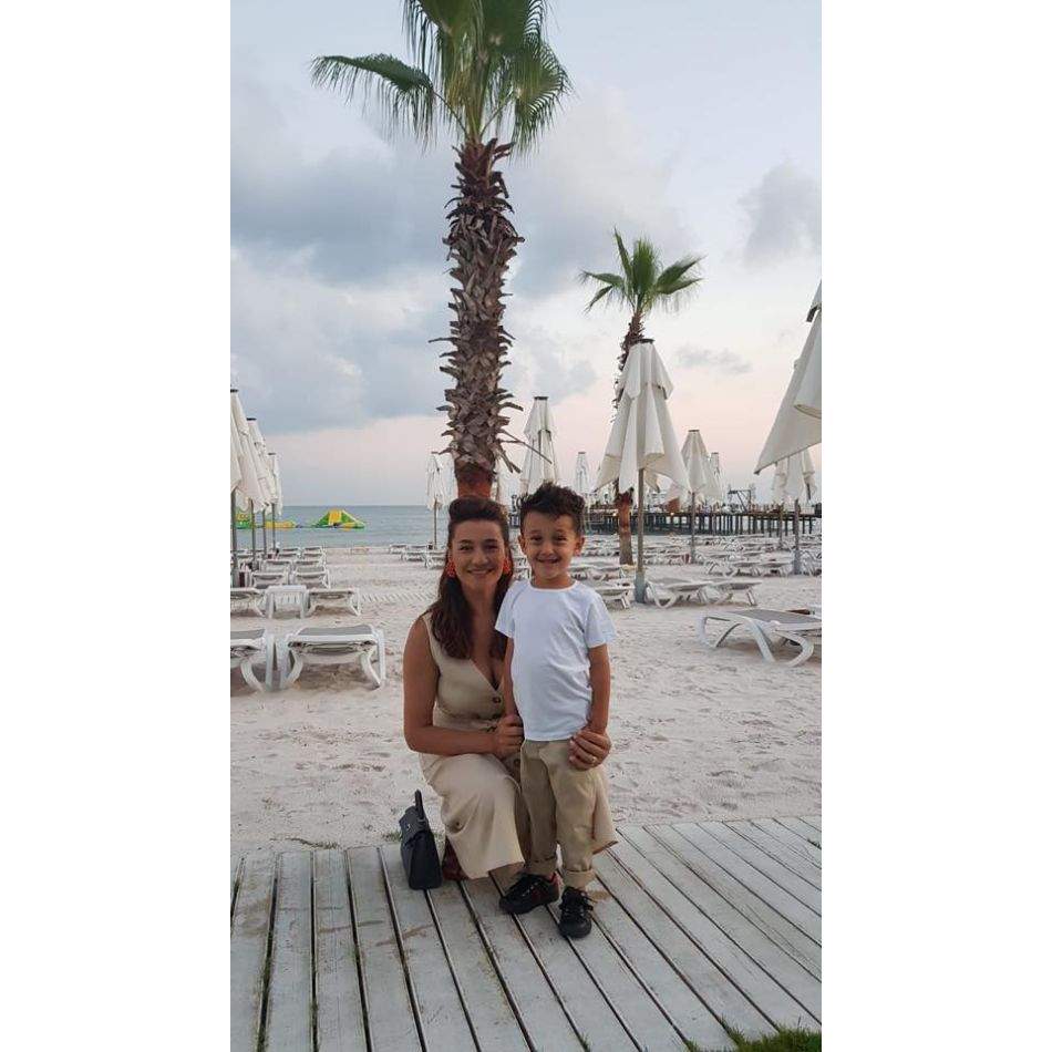 Claudia Pătrășcanu și-a dus copiii într-un parc de distracții din Europa. Fericirea celor mici este neprețuită pentru artistă