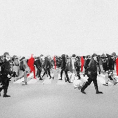 Randi cântă piesa Singur acum alături de un cor de copii