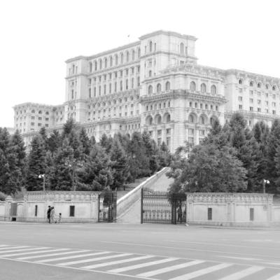 Cum a fost construită Casa Poporului: Zeci de mii de oameni mutați forțat, tuneluri secrete și morți misterioase pe șantier