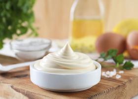 Cum se face maioneza în casă și cum o salvezi dacă ”se taie”