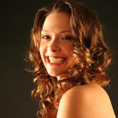 Păr creț fără frizz: cum îți transformi buclele într-o versiune disciplinată, hidratată și perfect definite?