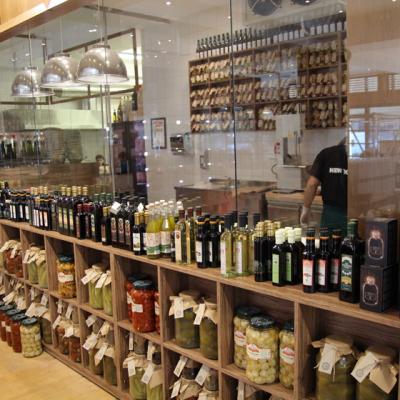 Bogdan Mihai Radu a expus cele mai noi picturi la inaugurarea restaurantului 