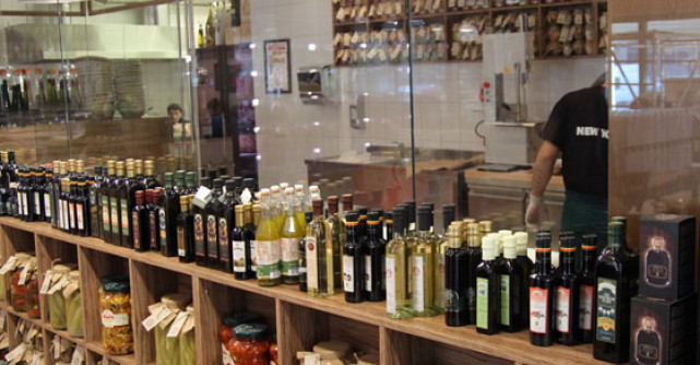 Bogdan Mihai Radu a expus cele mai noi picturi la inaugurarea restaurantului 