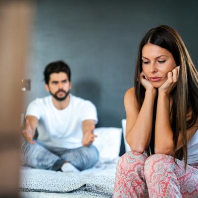 Dragă Alma, simt că soțul meu m-a înșelat vorbind la telefon timp de 2 luni cu o fostă iubită. E greșit să mă simt așa?