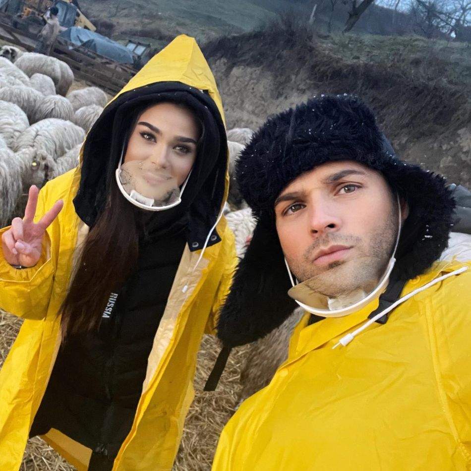 Theo Rose, prima vacanță cu micuțul Sasha! Cum s-a pozat artista în costum de baie, la o lună după ce a născut?