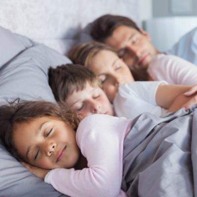 Cat trebuie sa dormi in functie de varsta. De la 0 la +65 de ani