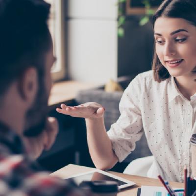 Un nou studiu arata ca oamenii prefera conversatiile profunde cu necunoscuti, in locul celor superficiale