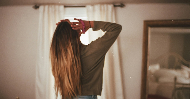 Tehnici de aplicare a vopselei de păr acasă sau la salon