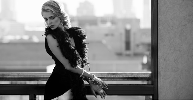 Fii o diva in haine cu aplicatii din pene