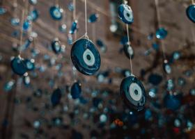 Secretele ochiului albastru: Talismanul Evil Eye și apărarea spirituală împotriva farmecelor și deochiului