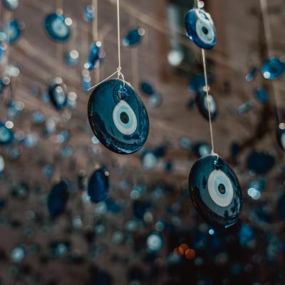 Secretele ochiului albastru: Talismanul Evil Eye și apărarea spirituală împotriva farmecelor și deochiului