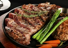 Restaurant la tine în sufragerie: cum să pregătești o cină sofisticată în 15 minute, fără să fii chef