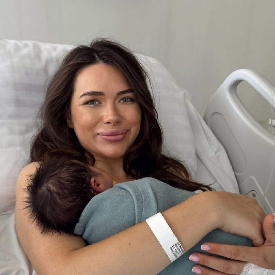 Iustina și Cornel Luchian au devenit părinți pentru a doua oară. Fosta concurentă de la Insula iubirii a adus pe lume un băiețel