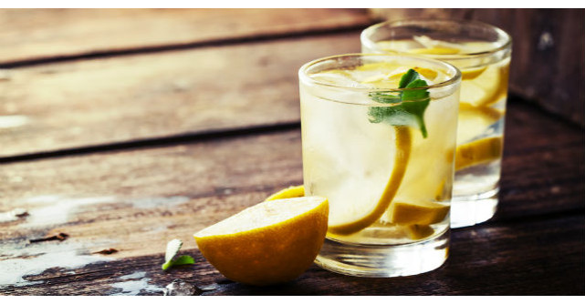Care sunt beneficiile consumului de apa cu lamaie