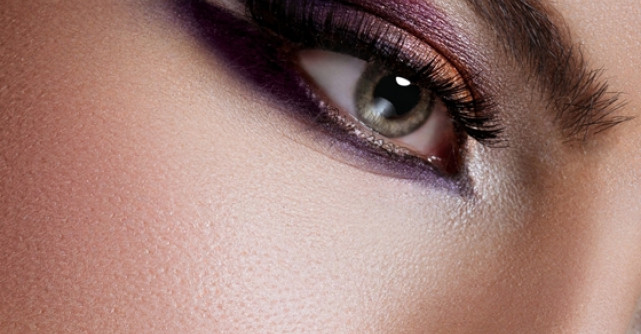 Privire colorata cu lentile de contact