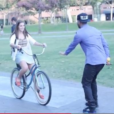 Trebuie sa vezi acest clip: Iti vor da lacrimile de emotie! Ce face acest barbat e INCREDIBIL!