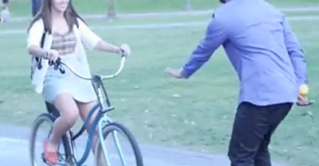 Trebuie sa vezi acest clip: Iti vor da lacrimile de emotie! Ce face acest barbat e INCREDIBIL!