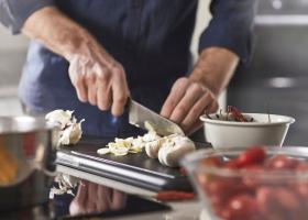 Gătitul rămâne un obicei important al vieții de acasă. De 5 ori pe săptămână, românii gătesc acasă, conform noului studiu IKEA