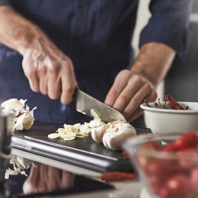 Gătitul rămâne un obicei important al vieții de acasă. De 5 ori pe săptămână, românii gătesc acasă, conform noului studiu IKEA