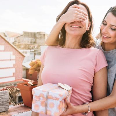 Cum să transformi cadoul pentru cea mai bună prietenă într-o declarație de iubire