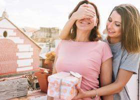 Cum să transformi cadoul pentru cea mai bună prietenă într-o declarație de iubire