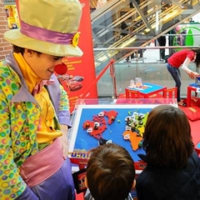 Copiii fac schimb de personaje si invata continentele lumii in spatiile de joaca UMF