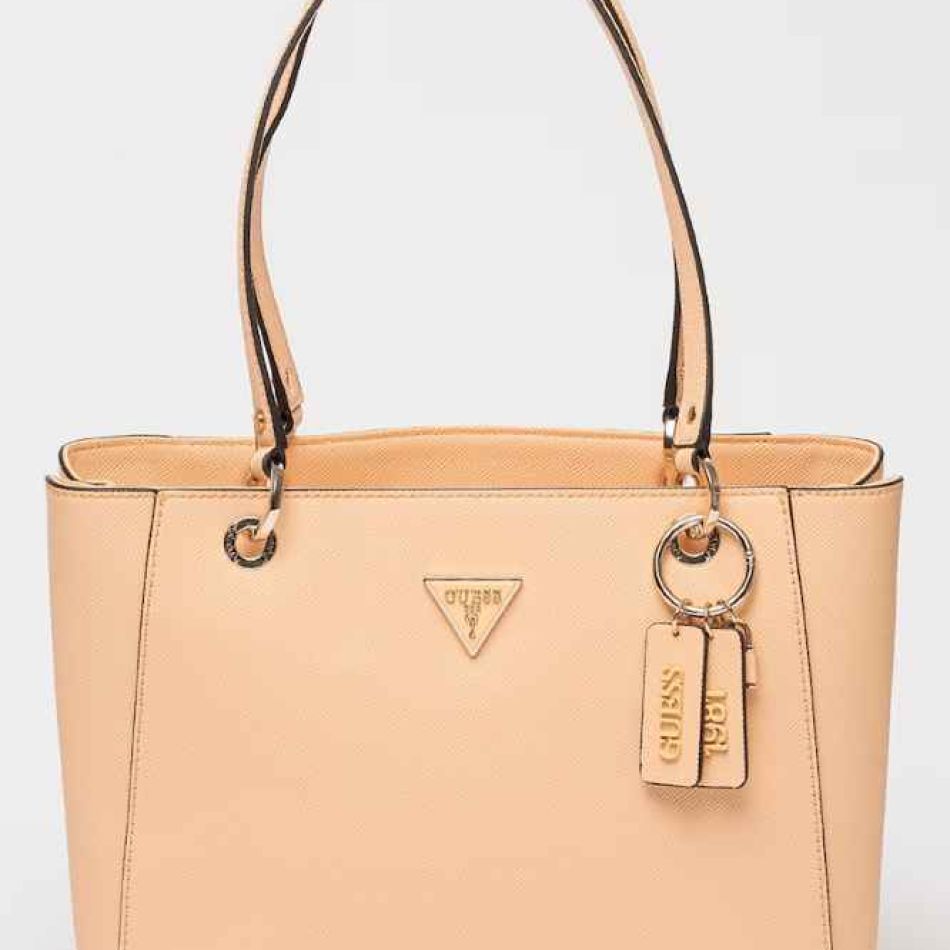 Peach Fuzz: Culoarea anului 2024 în modă