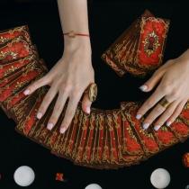 Cartile de Tarot: Care sunt si ce stim despre ele?