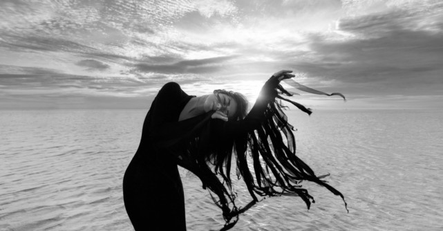 Viața nu va deveni niciodată mai ușoară, însă tu vei deveni mai puternică