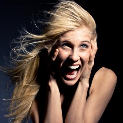 S-a plimbat pe strada in sanii goi. Vezi aici cel mai socant filmulet din ultimii ani